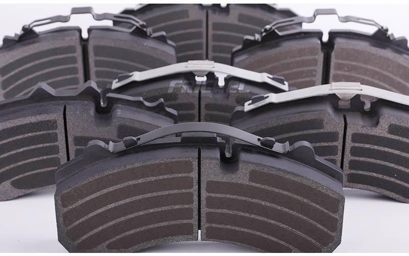 Auto Parts Ceramic & Semi Metal Brake Pad for Scania Renault Truck