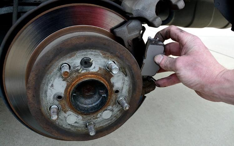 Car Auto Parts Ceramic Front Disc Break Pads for Man
