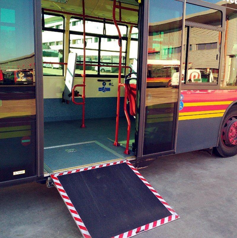 China Special Electric Wheelchair Loading Ramp for Bus with Ce and Emark Certificate